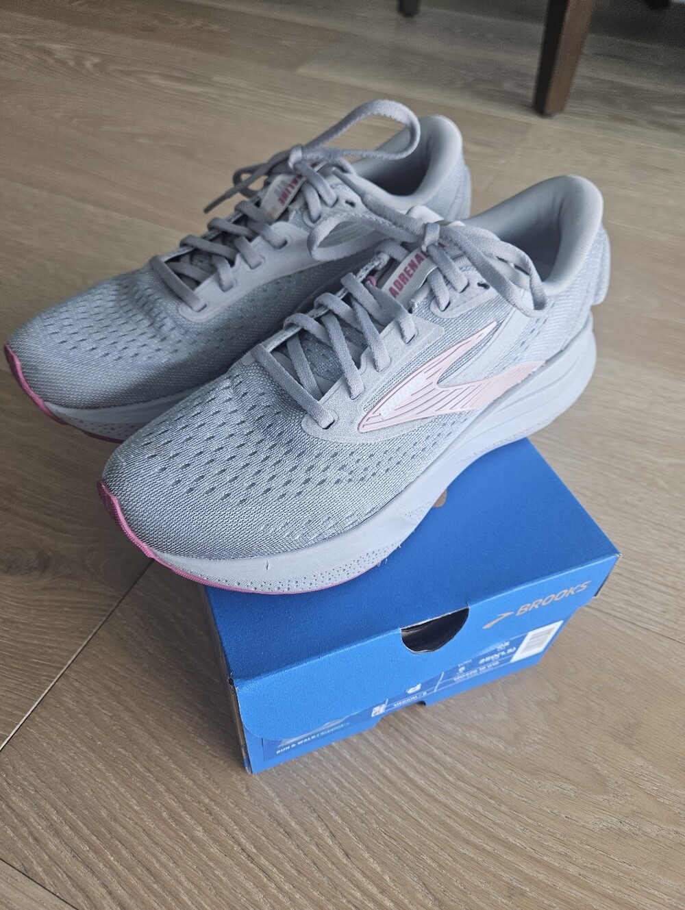 Brooks Adrenaline GTS 24 Running Shoes  Size 8M